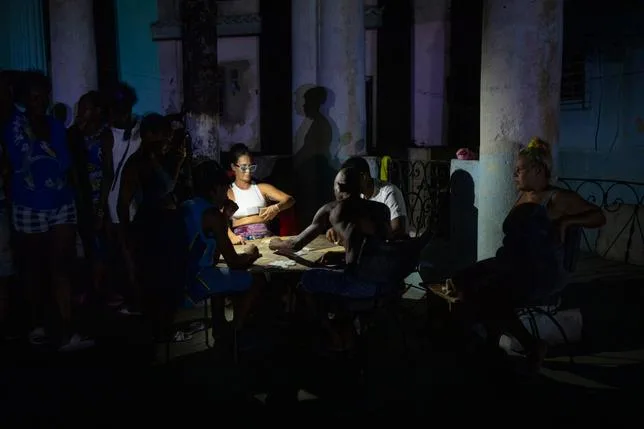 Les Cubains déjouent, pour l’heure, les pronostics de Trump : “On s’accroche de toutes nos forces”