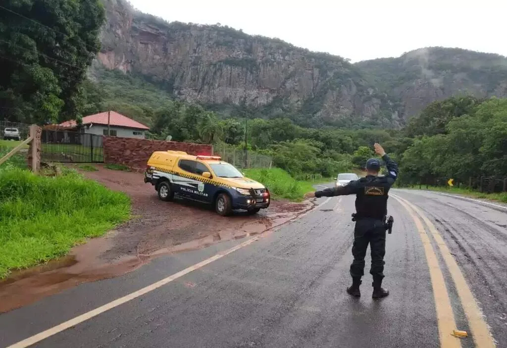 Policial rodoviário entra em surto e trava trânsito na MS-267 em Jardim
