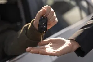 Furto ao deixar carro ligado enquanto abre portão não gera perda do seguro