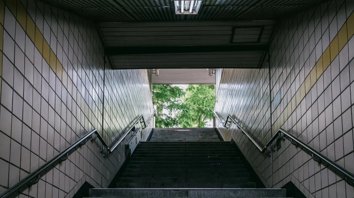 Se cayó en la escalera de un paso peatonal, se fracturó el hombro y el municipio fue condenado a pagar una inesperada suma