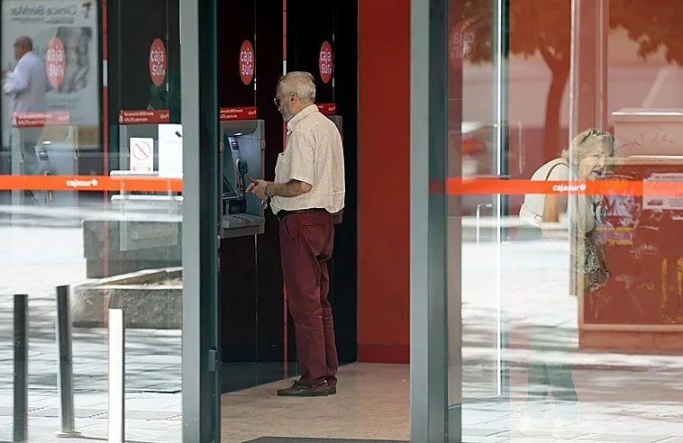 Cuándo se cobran las pensiones en agosto: fecha en Caixabank, Santander, ING, BBVA y resto de bancos