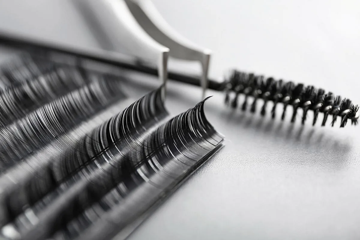 La mayoría de las mujeres que usan extensiones de pestañas regularmente pueden tener ácaros en los párpados