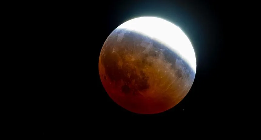 Las mejores imágenes del eclipse lunar que pudo verse desde cielos de Caracas y el mundo