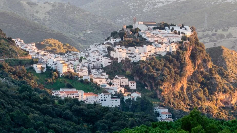 El precioso pueblo blanco para comer muy bien en Málaga: pucheros con pringá, fritá de cabrito y un restaurante premiado por Michelin