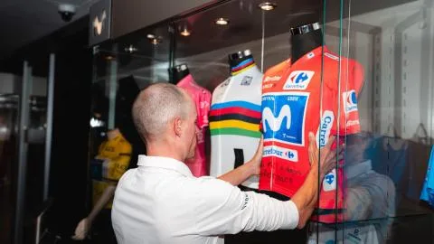 Telefónica rinde homenaje a Enric Mas tras su histórica victoria en La Vuelta 2026