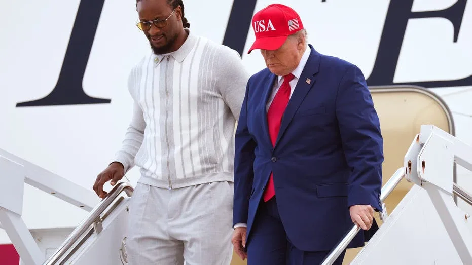 Former NFL All-Pro running back joins President Trump for Georgia midterms rally