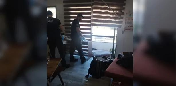 Homem morre após ser esfaqueado e pular do 2º andar de prédio em SC