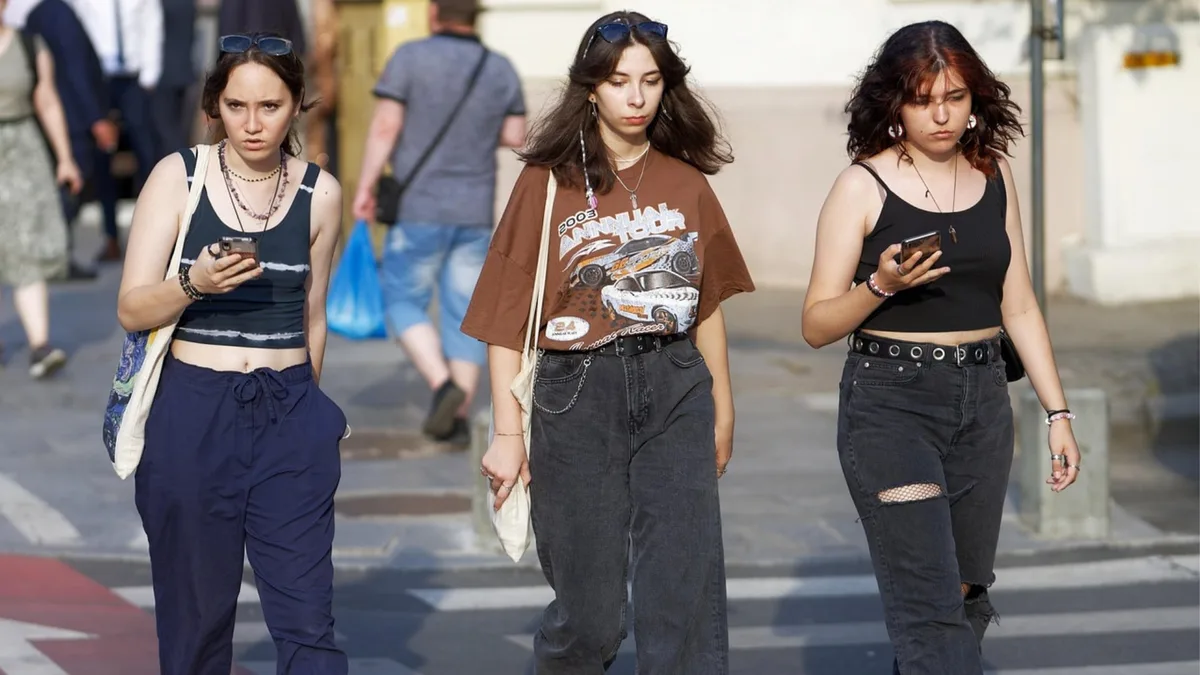 Adiós a los jeans anchos: la nueva tendencia que llega desde Europa para esta primavera 2026