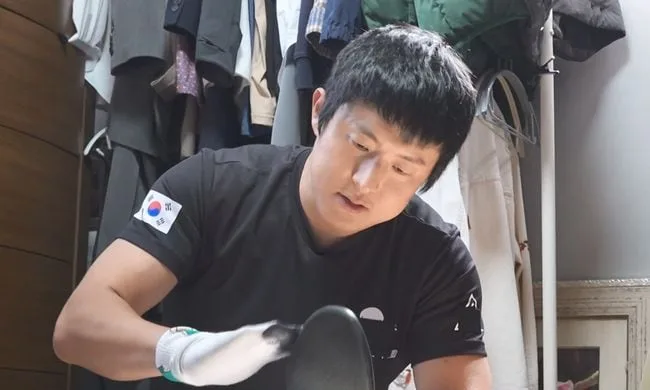 기안84, 목 늘어난 티셔츠 바느질에 7년 된 구두 '불광'까지…'친환경84' 살림법 ('나혼산')