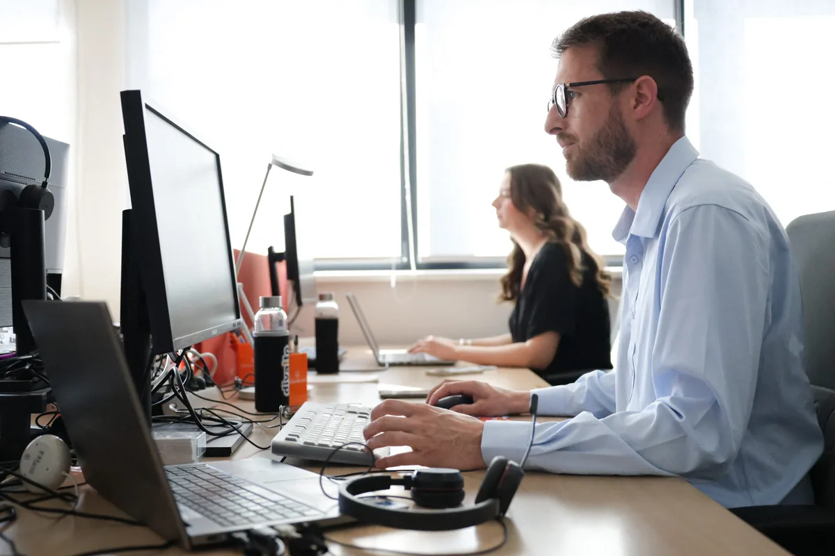 "Un peuple de dilettantes ? On en est loin" : ce que révèle une étude sur le rapport des Français au travail