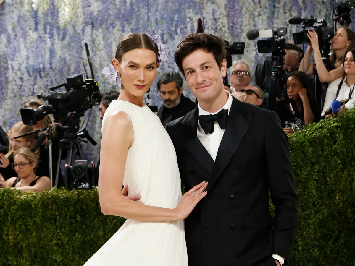 Inside the relationship of model Karlie Kloss and billionaire venture capitalist Josh Kushner, the power couple with unconventional ties to Trump