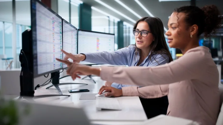 Strategie per Prompt, Vertrauen per Handschlag: Warum B2B-Marketing ohne Menschen scheitert