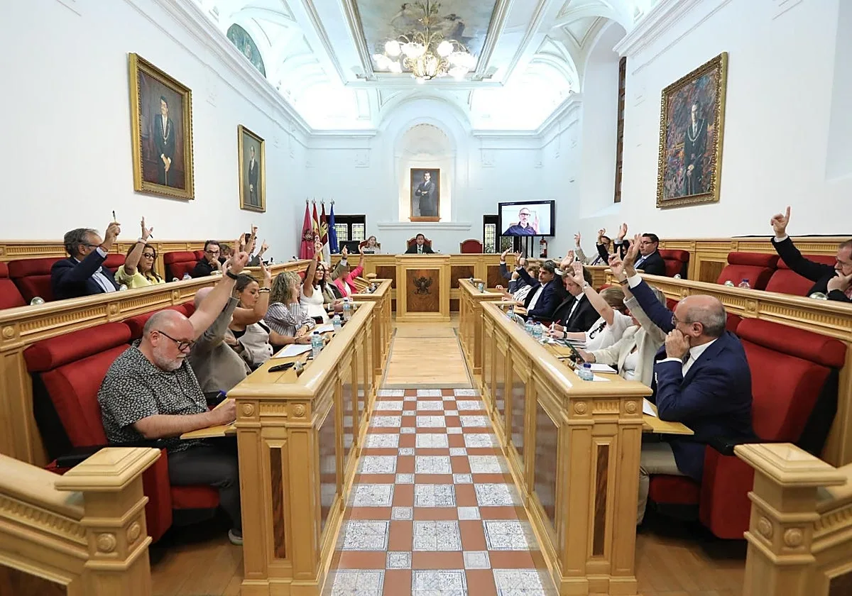 El PP saca adelante sus diez propuestas para Toledo y el PSOE solo tres, con Vox como aliado