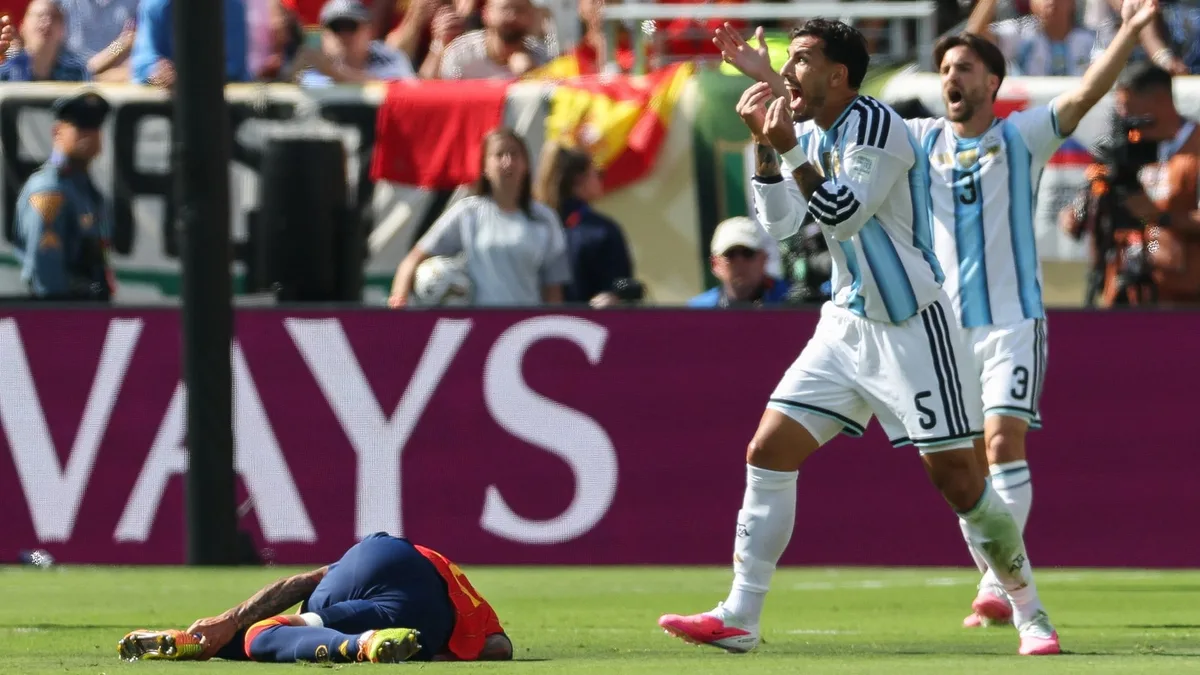 “Sinvergüenza”: la furiosa crítica de un medio inglés a Paredes luego de que pusiera en duda su continuidad en la selección argentina