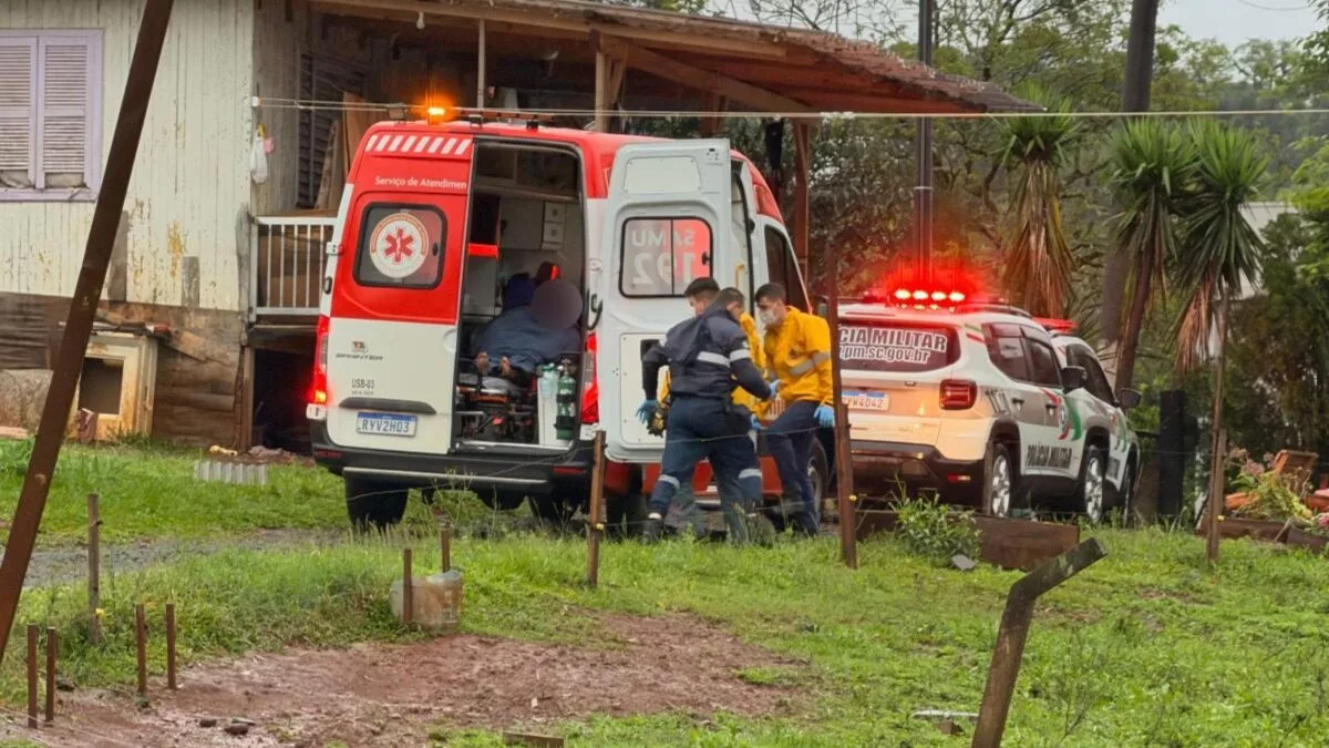 Mulher é encontrada desacordada e com sangramento no rosto após agressão em SC; quatro crianças presenciaram a cena
