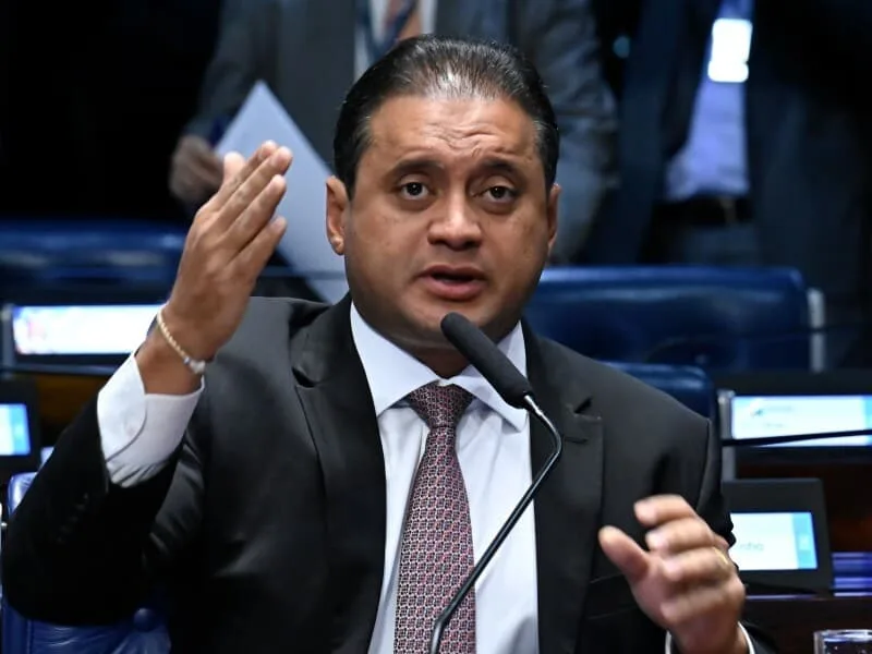 Weverton pede a Davi apuração de foto vazada na piscina com políticos