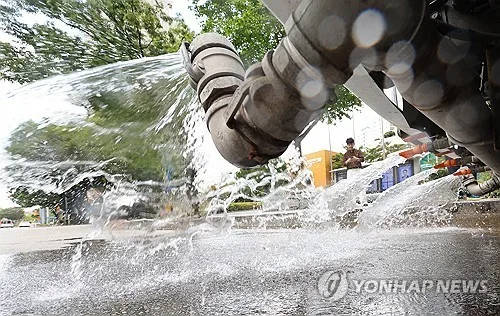 "숨이 턱" 전북 낮 최고 35도 찜통더위 기승