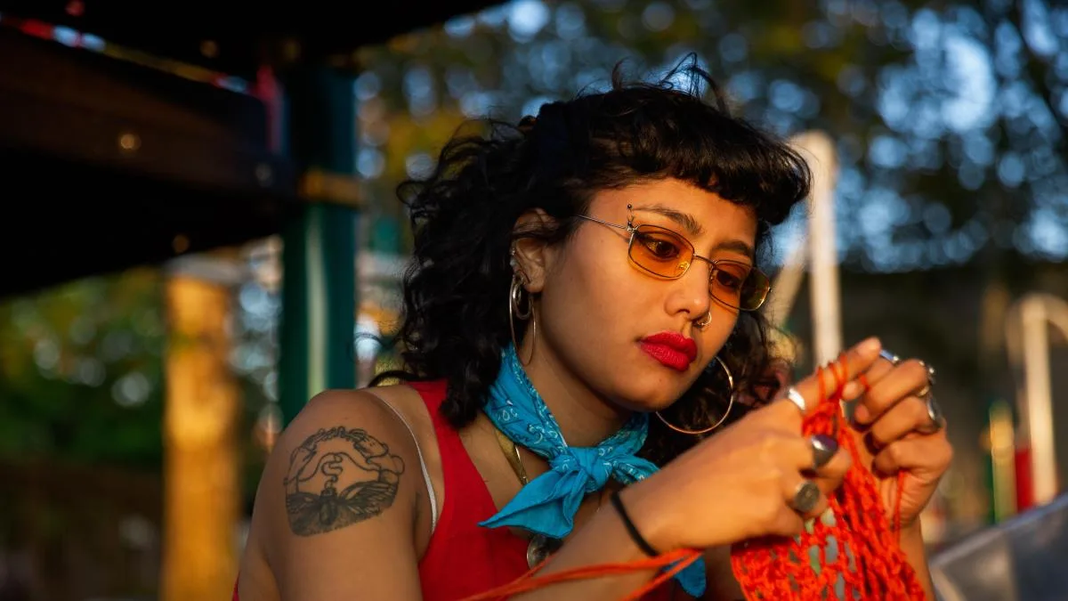 El mundo al revés: TikTok nos enseña a tejer, coser y bordar como nuestras abuelas para desconectar