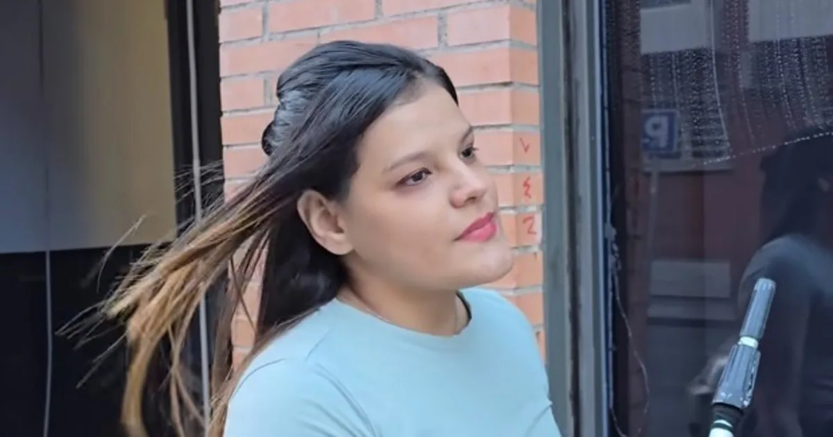 Estefani, 22 años, se fue de Honduras a España y ahora limpia cristales: "Empecé con un patinete, mucha gente no me tomó en serio pero hoy tengo casi 30 clientes y ahora sueño con tener mi propio piso"