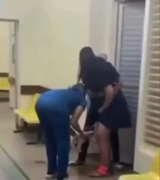 Mulher dá à luz em corredor de maternidade pública enquanto aguardava atendimento em Manaus