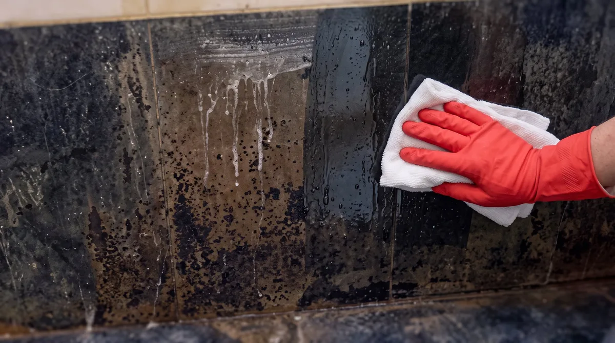 Cómo dar brillo a los azulejos del baño y quitar las costras de jabón sin gastar de más