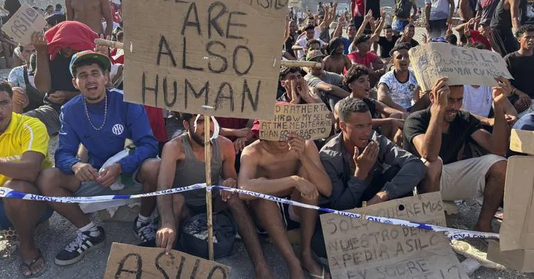 Ceuta. Centenas de manifestantes tentam expulsar migrantes
