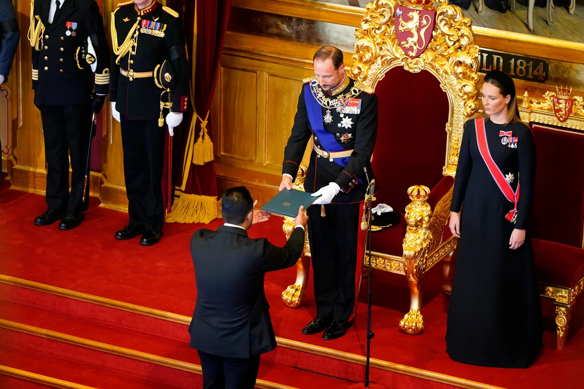 Haakon VIII jura como rey de Noruega ante el Parlamento