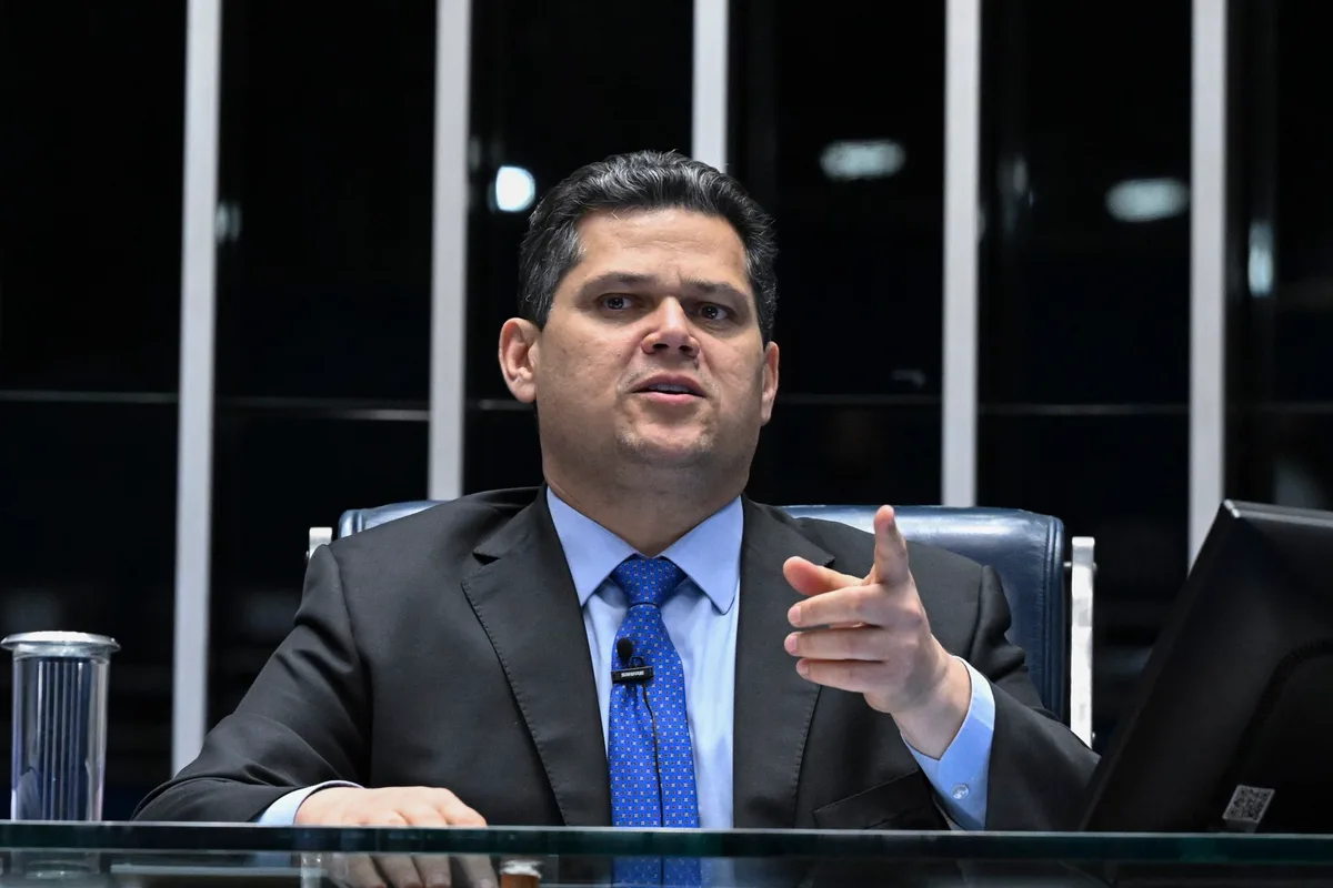 Para blindar Moraes, Alcolumbre manda recado para Flávio em tom de ameaça