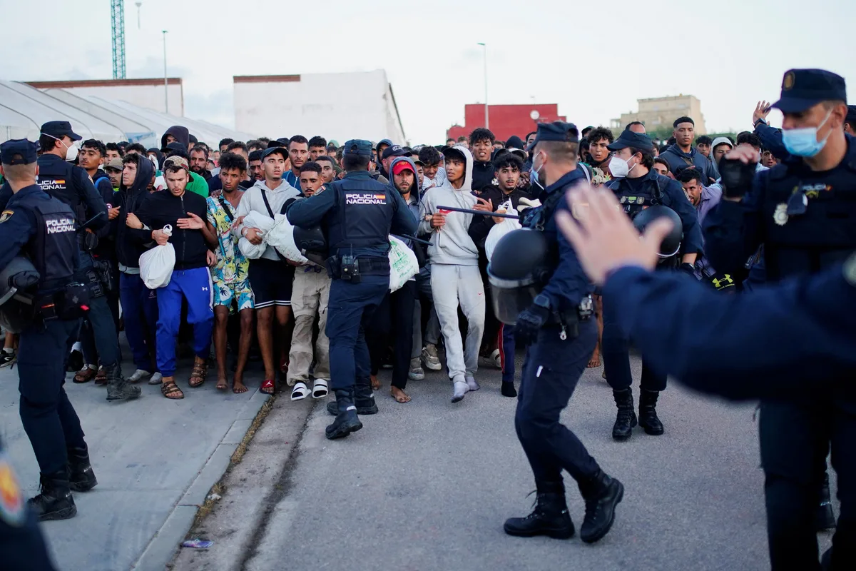 Em Ceuta, polícia espanhola transfere migrantes de praias para alojamento temporário no porto