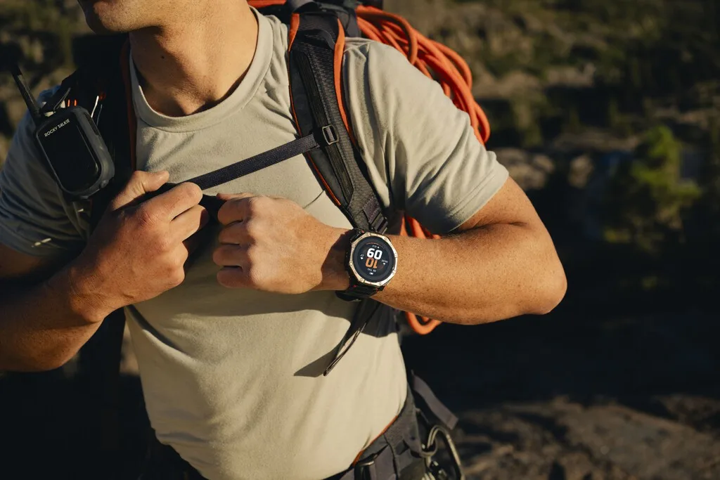 El nuevo Amazfit T-Rex Dual Solar lo quiere poner difícil para quedarse sin batería. Tiene dos paneles solares para ello