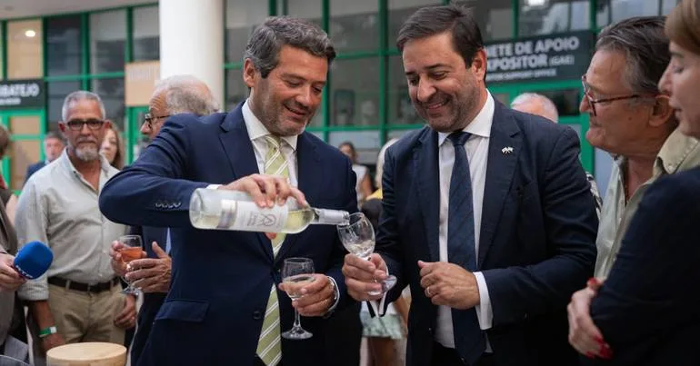 Ventura acusa Montenegro de querer cortar pensões