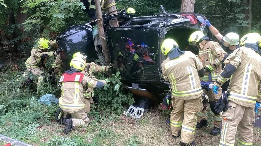 Auto klemmt zwischen Bäumen - Hier kämpft die Feuerwehr um ein Leben