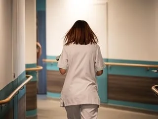 Elle gagne 4,5 millions d’euros, quitte son métier d’infirmière puis retourne aider son ancien service