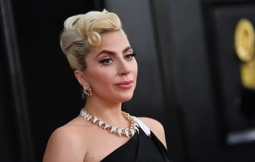 Lady Gaga dá à luz ao primeiro filho, diz jornal internacional