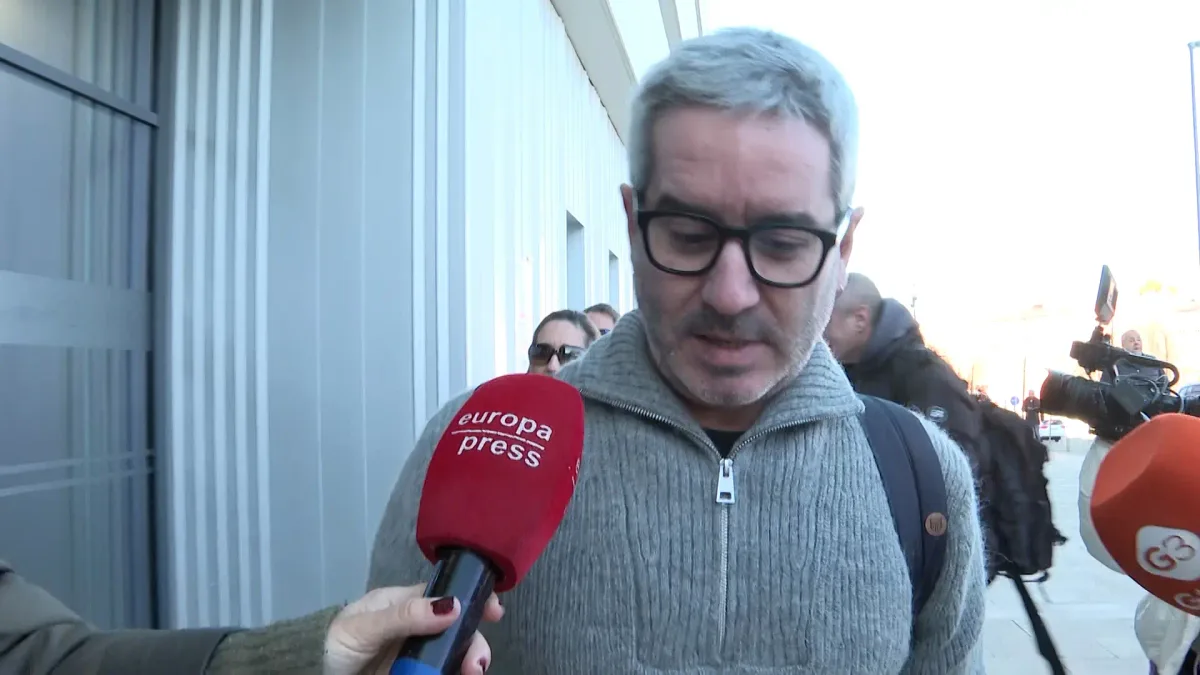 El nieto de Raphael, Nicolás Martos, debuta en la televisión junto a su padre en la serie sobre Chiquito de la Calzada