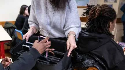 L'interdiction des téléphones portables dans les lycées "pourra être effective dès la rentrée", confirme le gouvernement