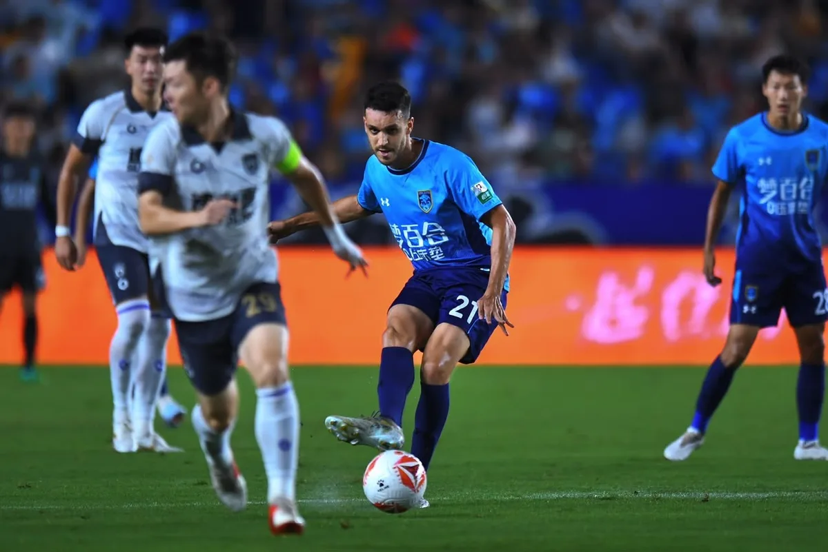 Lucas Kal, ex-Vasco e ex-São Paulo, destaca-se com gol e assistência na China