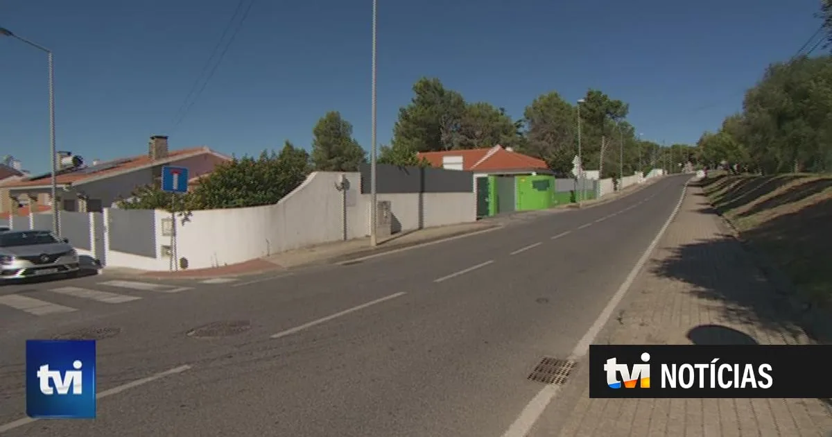 Grupo encapuzado e armado assaltou casa em Cascais e fez quatro reféns. Disparos alertaram vizinhos