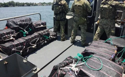 Marina asegura más de una tonelada y media de cocaína frente a costas de Michoacán; detienen a dos personas
