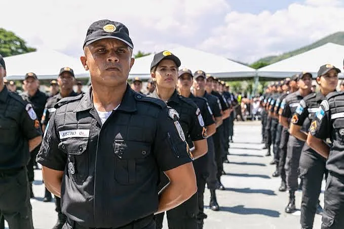 Autocarros usados como barricadas para travar operação no Brasil contra Comando Vermelho