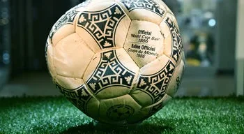 "Mão de Deus". Bola do golo de Maradona em 1986 vendida por três milhões de euros