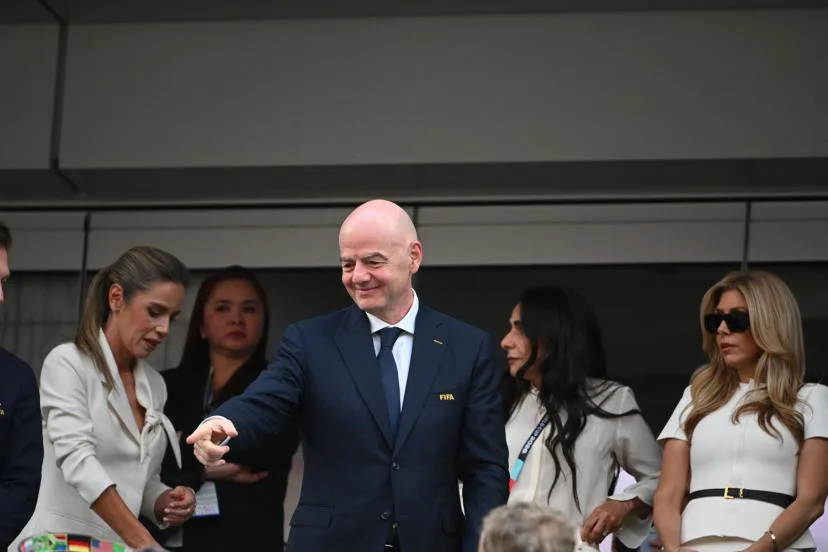 « Trop, c'est trop » : Emmanuel Petit, Mikaël Silvestre et un collectif de légendes du football s'attaquent aux dirigeants de la FIFA
