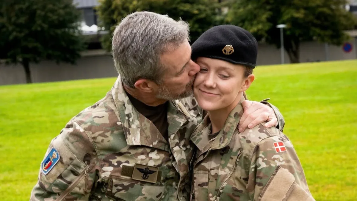 El orgullo de los reyes de Dinamarca en su visita a la princesa Isabella durante su formación militar: las tiernas imágenes del reencuentro con sus hermanos