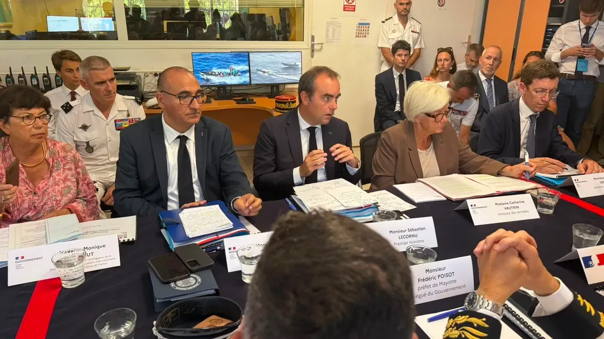 Sébastien Lecornu débute sa visite à Dzaoudzi, les manifestants expulsés de la place de la République