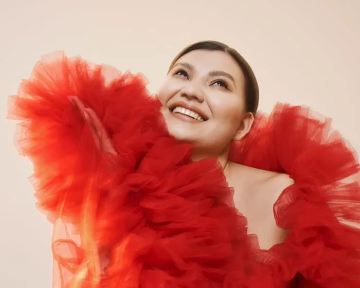 Aigul Akhmetshina: Mujer Fatal album review – classy and sensual in music from Bizet to Britten and Bernstein