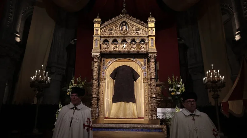 Un événement "vraiment exceptionnel": la Sainte Tunique exposée au stade de France pour la messe du pape Léon XIV