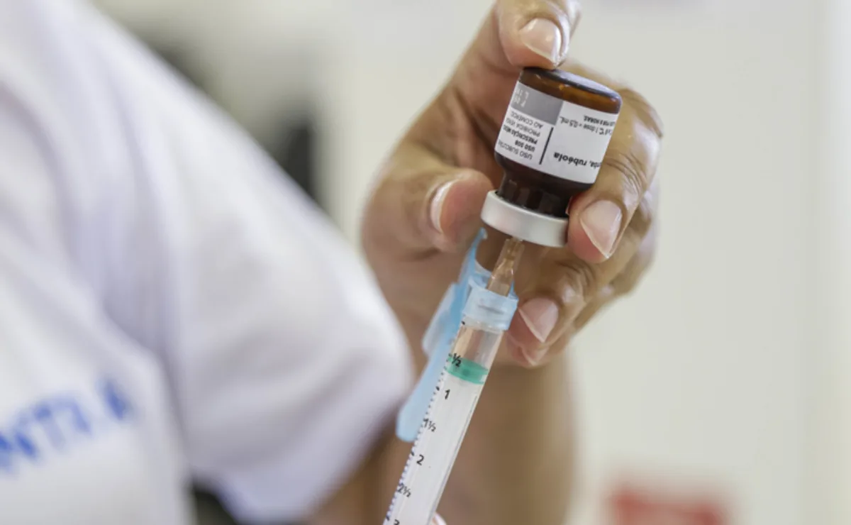Quem precisa tomar a vacina contra o sarampo? Veja o que vale para cada idade