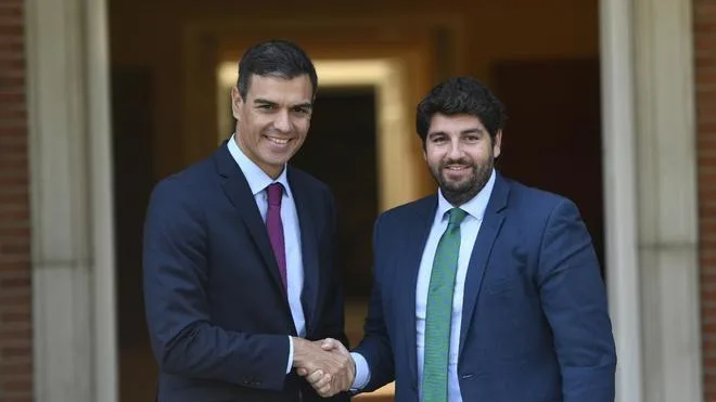 López Miras pide a Pedro Sánchez blindar la costa murciana frente a las mafias que trafican con personas