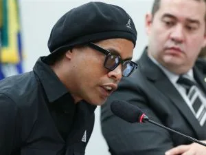 Ronaldinho Gaúcho pode se tornar dono de time de basquete na Europa, diz jornal