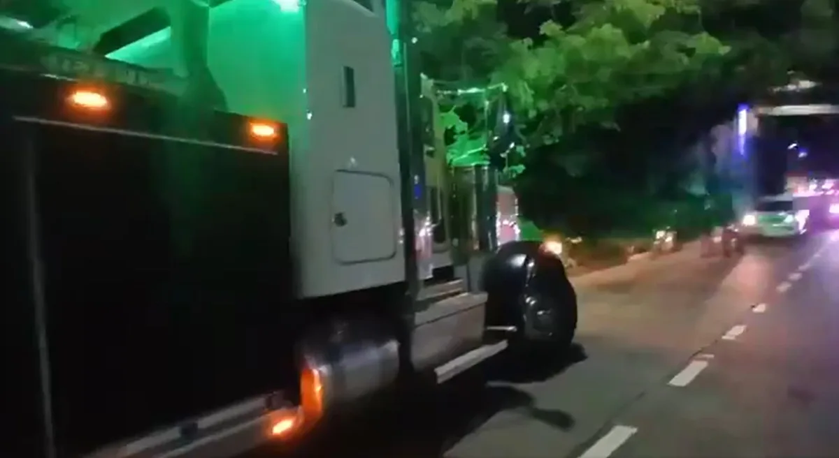 Tres rastras accidentadas bloquean los principales accesos a San Salvador